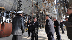 Megérkezett Kim Dzsongun válasza a nyugati fenyegetésre, nukleáris meghajtású tengeralattjárót építenek