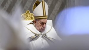 Továbbra is lázas Ferenc pápa, de jól telt az éjszakája