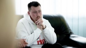 Egy ukrán katona vallomása: Kábeleket erősítettek a mellünkre és a nemi szervünkre, és áramot vezettek belénk