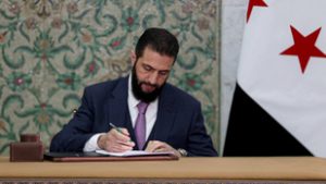 Szíria új vezetője aláírta az ideiglenes alkotmányt, amely 5 évre iszlamista uralom alá helyezi az országot