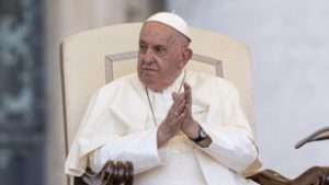 Tortával köszöntötték Ferenc pápát a Gemelli kórház dolgozói pápává választásának 12. évfordulója alkalmából