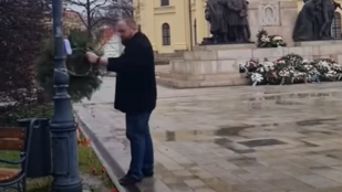 A kukába dobta az orosz konzul koszorúját a Momentum képviselője