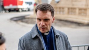 A veszprémi papnak meg kellett innia a szenteltvizet, mert nem engedték át az ellenőrzésen a ferihegyi reptéren