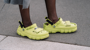 A mínuszokban is habszivacs papucsokban koptatják a flasztert sneaker helyett