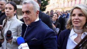 Választási korrupcióval gyanúsított influenszereknél tartottak házkutatást Romániában