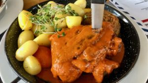 Pierre olyan trehány húst kapott, hogy még a pincér is megkóstolta, ehető-e