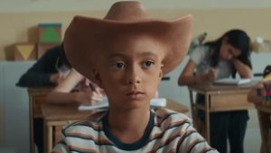 A fiú cowboykalap formájú fejjel született, nincsen könnyű élete