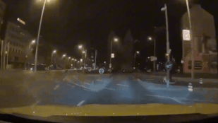 Taxi gázolt sötét ruhás, szabálytalan rollerest a Lehel téren