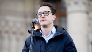 A Momentum frakcióvezetője Párizsban mutatja be, hogy „mivel jár, ha hagyjuk a szélsőjobb előretörését”