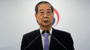 Megúszta a felelősségre vonást a megbízott dél-koreai elnök, visszakapta korábbi hivatalát