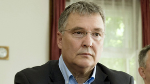 A volt honvédelmi miniszter szerint nem szabadott volna civil kézbe éles fegyvert adni Újdörögdön