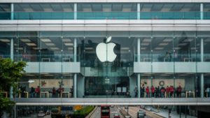 Tovább dagad a botrány, kínos pert akasztottak az Apple nyakába