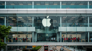 Tovább dagad a botrány, kínos pert akasztottak az Apple nyakába