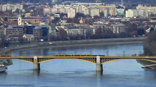 Így mentették meg a rendőrök egy fiatal lány életét a Margit hídon