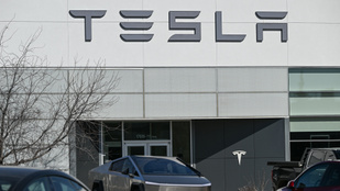 A Tesla ellen tüntetők közé hajtott egy autós Floridában