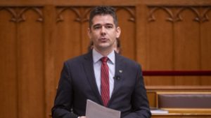 Ötszázezer forintra emelné az ingyenes készpénzfelvételt a Mi Hazánk
