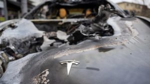 Tucatjával gyújtják fel a Teslákat Amerikában