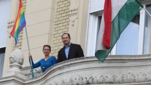 Szivárványos zászlót tűztek ki az óbudai önkormányzat épületére