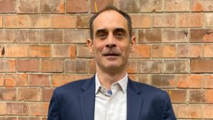 Kovács Gergely Magyar Péternek öltözve jelentette be, akkor sem indul Orbán Viktor választókerületében, ha támogatják