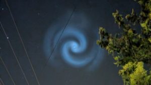 Titkos küldetést teljesített a SpaceX kémműholdja, amely a látványost kék fényspirált okozta az égen