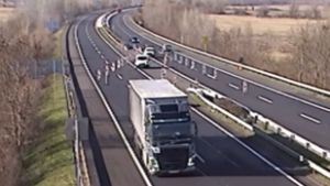 Kamionról lehulló méretes jégtömbök okoztak kis híján balesetet az M7-es autópályán