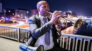 Elfogatóparancsot adtak ki Szabó Bálint ellen, akit a keddi tüntetés alatt a Dunából mentettek ki a rendőrök