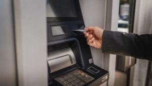 A Revolutot is táncba hívnák a bankok az ATM-telepítési programban