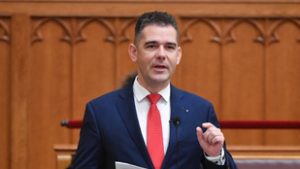 Törvényjavaslattal tiltaná ki a középületekről a szivárványos zászlókat Novák Előd