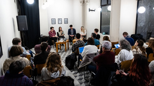 Jó páran a föld alatt gyűltek össze, amíg a felszínen több százan tüntettek