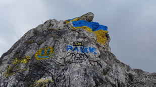 Az ukrán zászló színeivel graffitizték össze a Normafán található Tündér-sziklát
