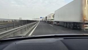 Hatalmas a káosz Rajkánál, több mint tíz kilométeres a torlódás