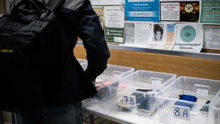 Megérkeztek az iskolákba a fogvatartottak által készített mobiltartó szekrények