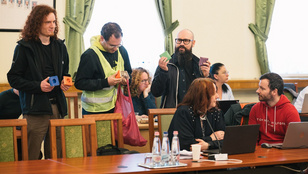 Színes konnektorokat és ajtót kapott az önkormányzati lakását kiürítő józsefvárosi képviselő