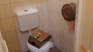 Nem csengett még le a békéscsabai vécéügy, a polgármester is megszólalt
