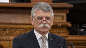 Kövér László büntetőfeljelentést tett a parlamentben füstgyertyákat gyújtó politikusok ellen