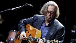 Kisfia az 53. emeletről zuhant ki, a gyász és a függőség sem győzte le a gitárost