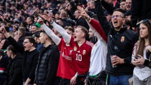 Jó ideig nem járhat meccsre az a szurkoló, aki a törökök ellen füstbombát dobott a gyepre