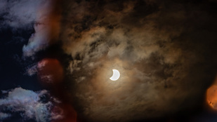 Érdemes lesz szombat délben az eget kémlelni, eltűnik a Nap egy darabja