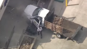 Ötven percen keresztül üldözte a rendőrség a lopott furgonnal száguldozó sofőrt Kaliforniában