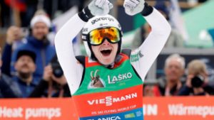 Elképesztő repülés után dőlt meg a világcsúcs férfi síugrásban