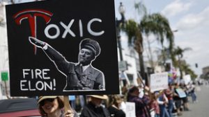 Világszerte zajlanak a tüntetések Elon Musk ellen