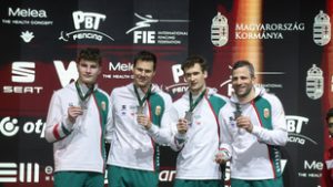 Hazai közönség előtt nyert ezüstérmet férfi kardcsapatunk