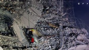 Hatvan órát töltött a romok alatt egy nő, akit kiszabadítottak Mianmarban
