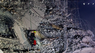 Hatvan órát töltött a romok alatt egy nő, akit kiszabadítottak Mianmarban