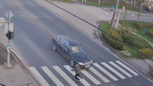 Őrülten száguldozó audis hajtott át a piroson Kenderesen, csak elugrani tudott előle a gyalogos