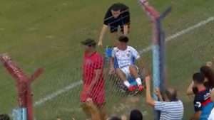 Levágták a földre a hordágyon cipelt focistát, kitört a káosz – videó!