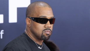 Horogkeresztes nyakláncban és fekete Ku-Klux-Klan jelmezben adott interjút Kanye West
