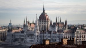 „Engem ne fenyegessen börtönnel” – parázs vitával kezdte a hetet a parlament