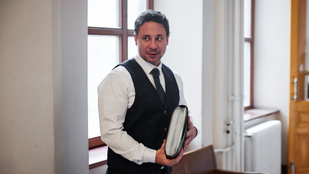 „Sicc innen!” – elküldte az újságírókat balatoni luxusnyaralójától a házi őrizetét töltő Schadl György