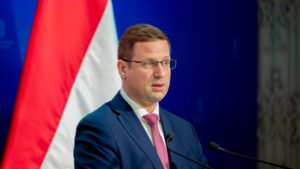 Bayer Zsolt telefonon toboroz a Tisza EP-képviselője elleni tüntetésére, amelyen Gulyás Gergely is felszólal majd